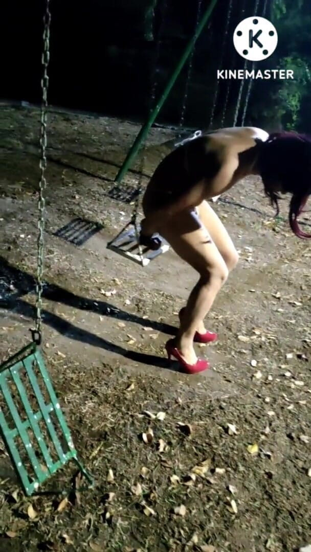 Traviezisha: Sissy travestita in castità e micro bikini si infila un...
