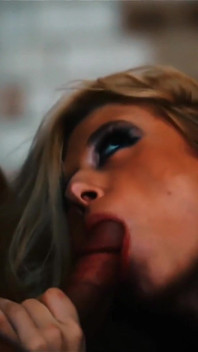 Michelle moist benutzt ihre nassen löcher, um zwei dicke schwänze zu nehmen