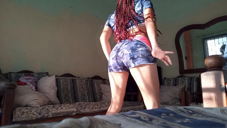 Martin13: 我在她的公寓里发现她穿着性感的衣服，当她丈夫不在的时候，我向她提议做爱