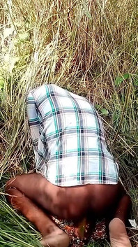 Gadis remaja india lagi asik masturbasi memeknya pakai timun raksasa di hutan