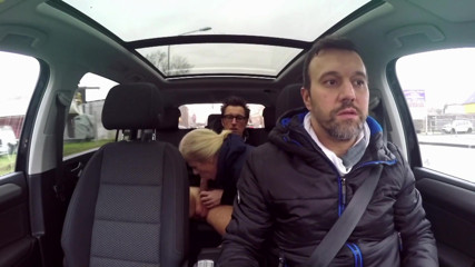 Pornstars fucking Japan Style: Sexy blonde doorboorde rijpe vrouw geneukt in de auto