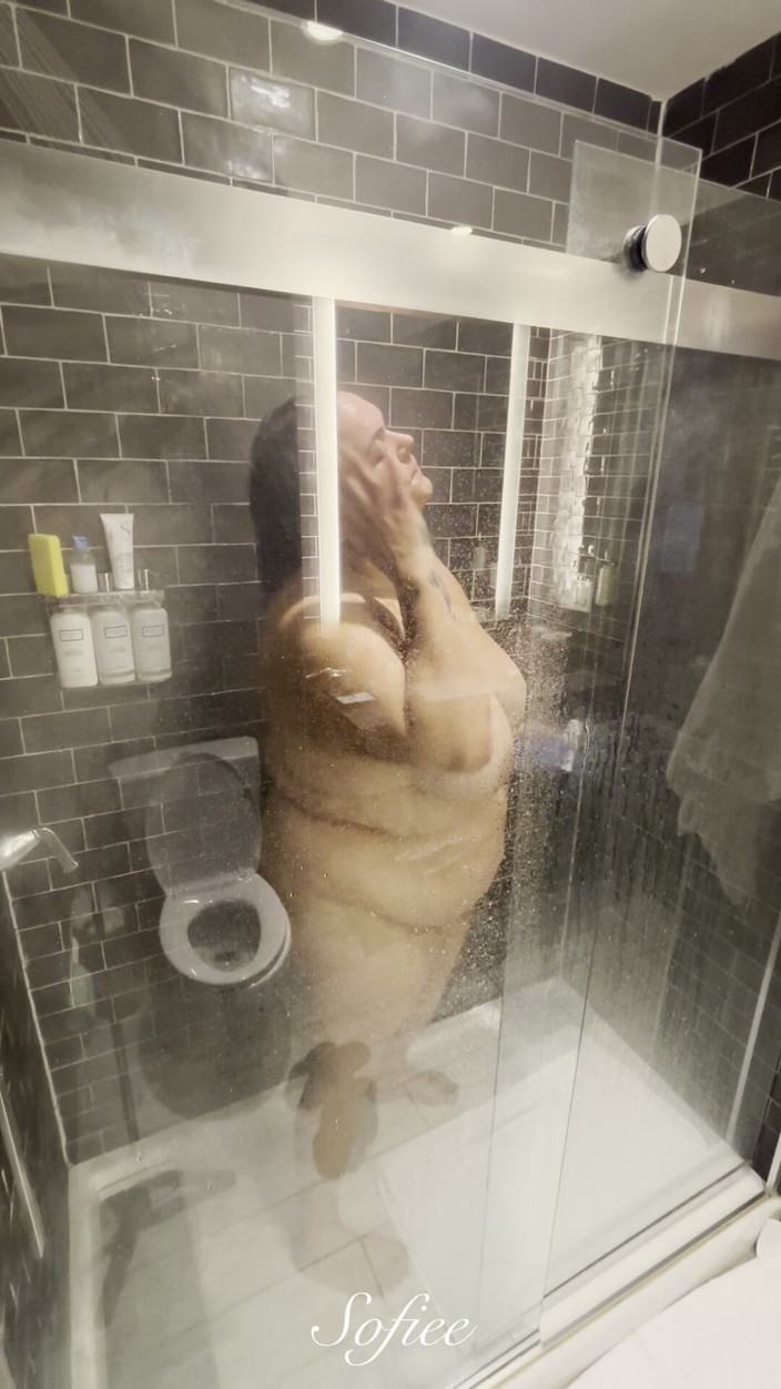 SofieeSoles: Schau zu, wie ich beim duschen dusche