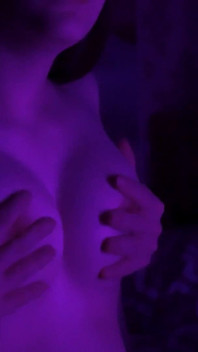 隣人の大きな跳ねる胸。喘ぎ声に乳首をしごきまくる