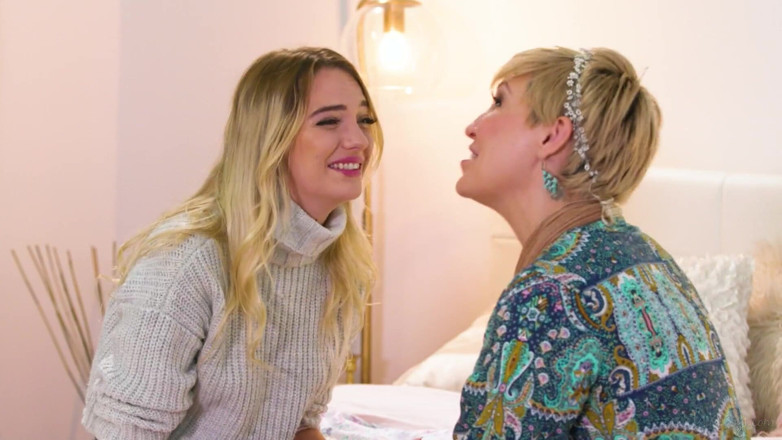 Girlsway: Girlsway - gorąca dziewczyna wezwała swoją zmarłą przyrodnią siostrę na połączenie...