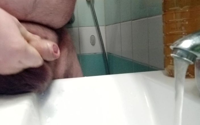 Big Pisser: Le maître superchub lave une bite non circoncise propre et...