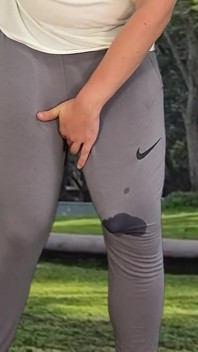 Al aire libre, correrse en pantalones grises