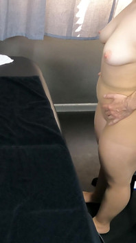 按摩师在她的屁股上摩擦鸡巴并在按摩床上抚摸她的阴户