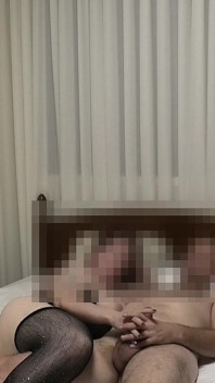 Leo montre à Mari comment le branler alors que les deux ont un orgasme au même moment