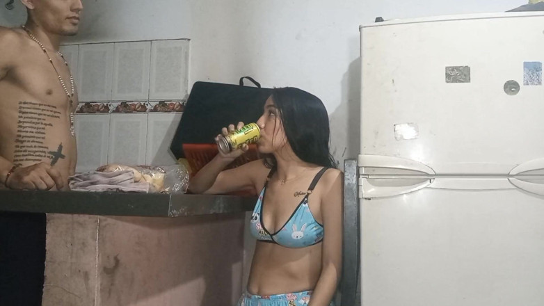 gledyxxx: 배다른 여동생, 내가 전에 말했듯이 배고픈 경우, 내 큰 자지를 먹어.