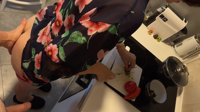 ANGELA_LADY: Nenek memberi di dapur tanpa menanggalkan seluar dalam merahnya