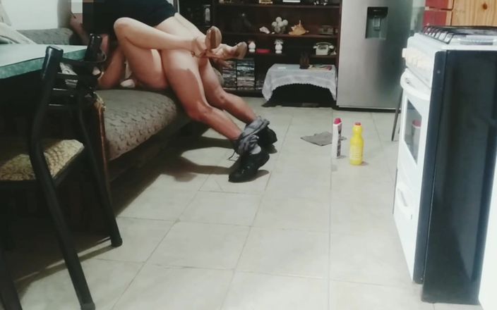 Activecouplearg: Une soubrette argentine se fait baiser par son patron