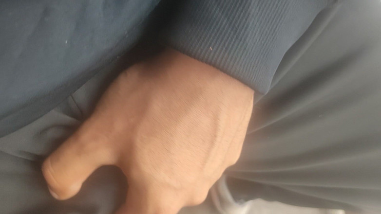 AlexAlejandro13: 抚摸裤子