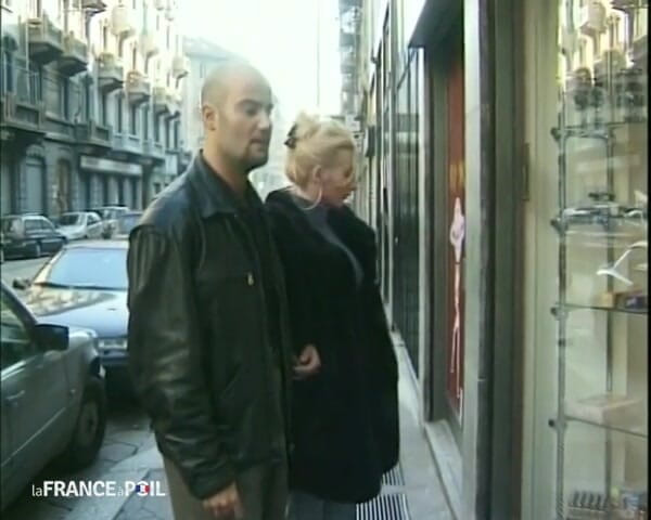 French Family Secrets: O blondă perversă este futută de doi perverși într-un sex shop
