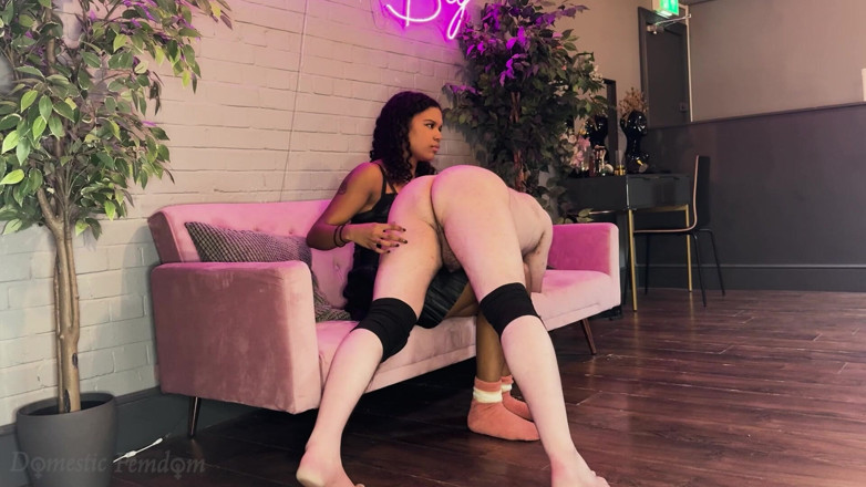 Domestic femdom: Spanking, Sockenschnüffler