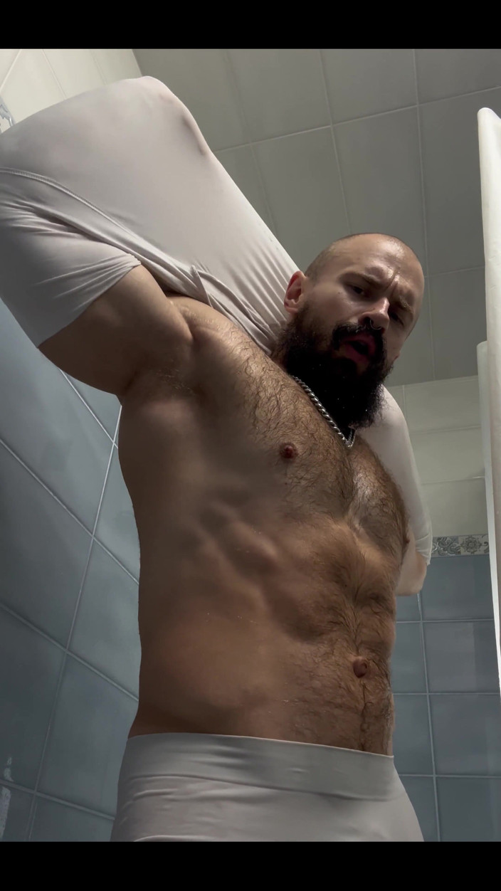 Mister Stone: Uciski stają się zbyt ciasne i mokre ściśnięte ogromnych mięśni