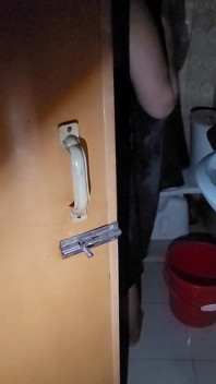 Adik tiri saya sedang mandi dengan pintu terbuka dan saya mengintip