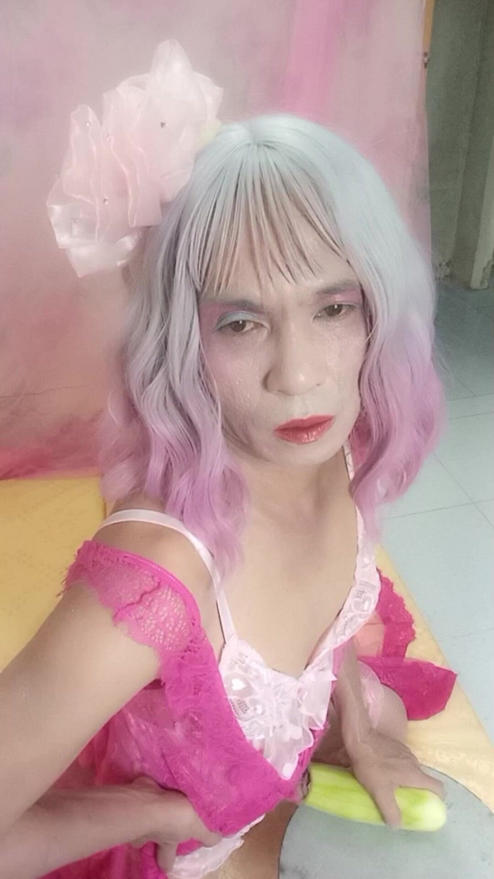 nguyen dang thien tri: Transgender Oanh Le memakai pakaian seksi dan melancap.