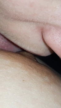 Můj otrok líbá moje nohy, Olizuje můj pupek, Lízá mi bradavky, Lízá mi kundičku