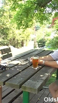 Olds šukají panenky - starý táta Tim Wetman šuká mladou dámu Michaelu Petz v přírodě