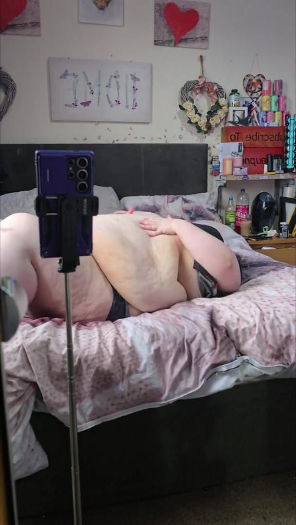 SSBBWLadyBrads: 床上的超级胖美女肚子女神