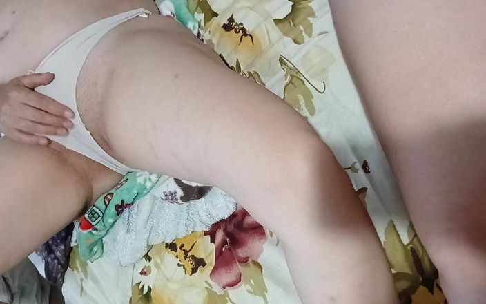 Lesbian-candys: オーガズム中にパンティーと小便から漏れる3つのマンコ