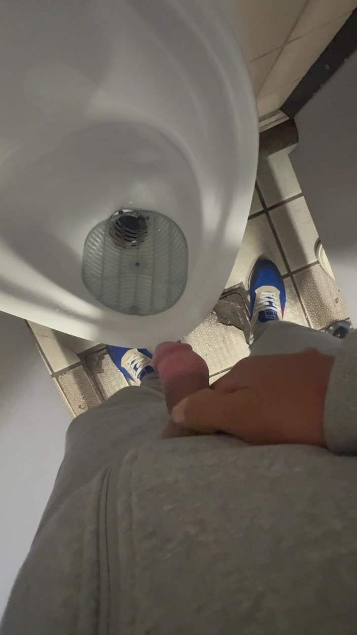 Kadu: Finns på allmän toalett och ta hem för att knulla...