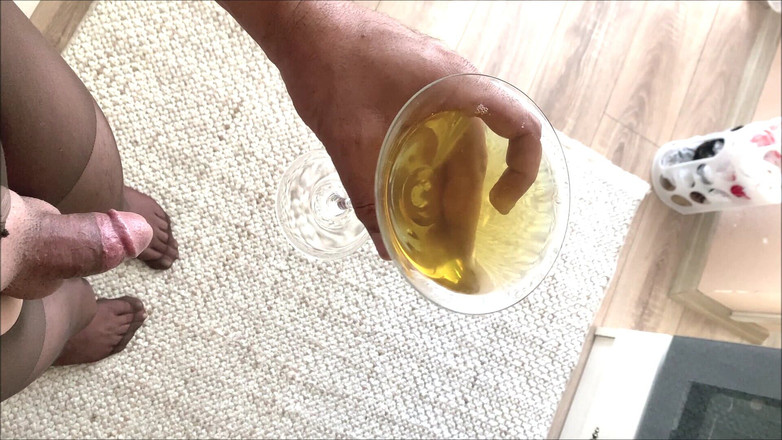 cd_aysemmm: O segredo da minha beleza é engolir xixi de homens