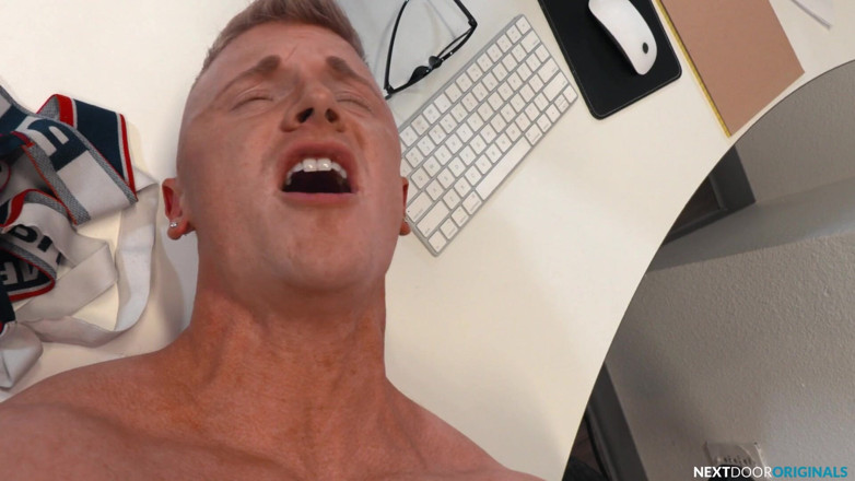 Next Door Studios: Nextdoorstudios - kopi yang tumpah mengarah ke petugas kebersihan alex tanner...