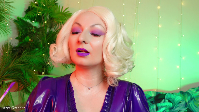 Arya Grander: Lila lippenstift ist ein kunstverfahren, make-up