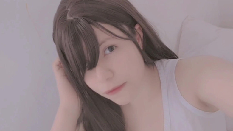 Hana Lily: 透明なディルドでマンコを犯す若い女の子
