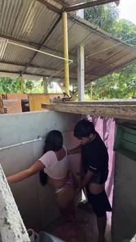 Meia-irmã com tesão chama a meia-irmã do marido do banheiro para que ele a fode