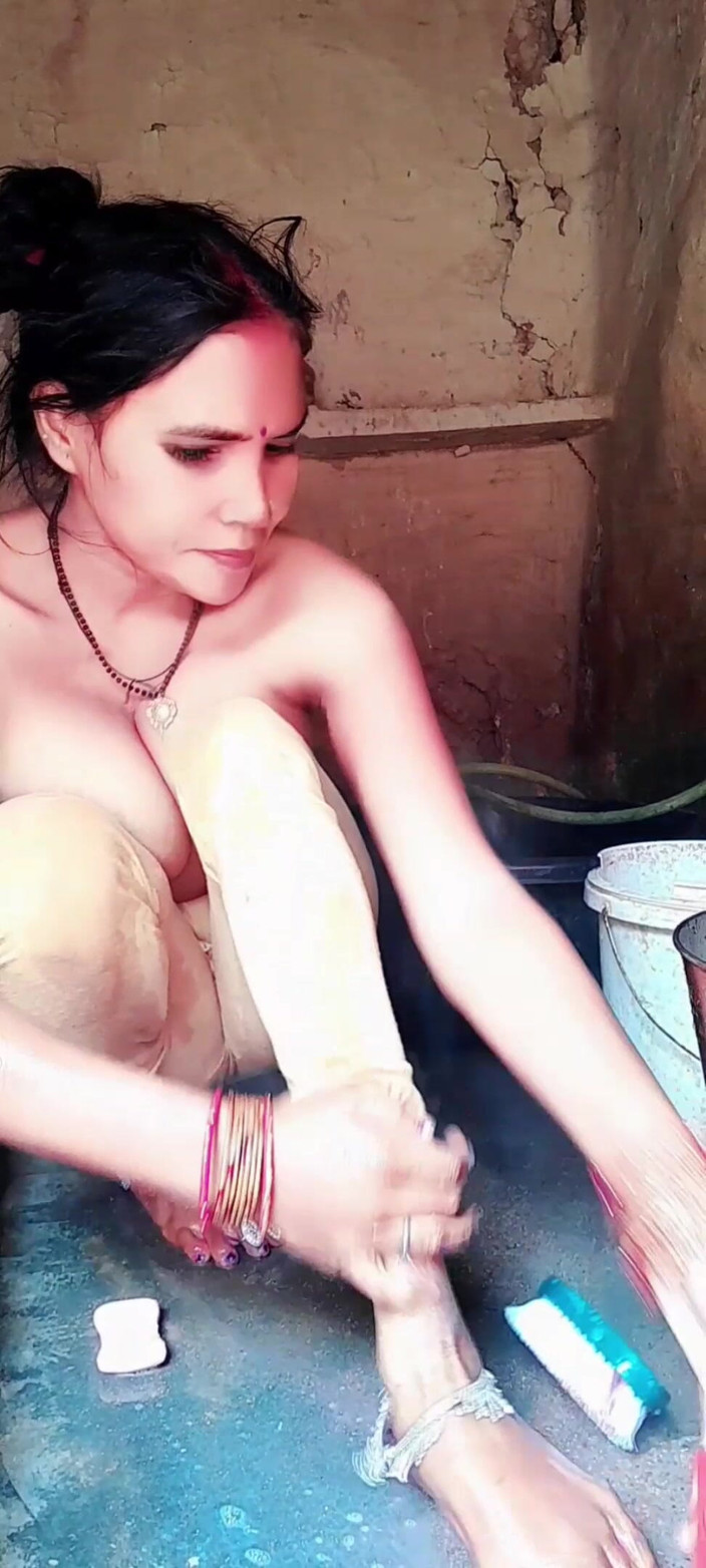 Renudbf: Bhabhi nóng bỏng đang tắm ở làng Bhabhi đang tắm