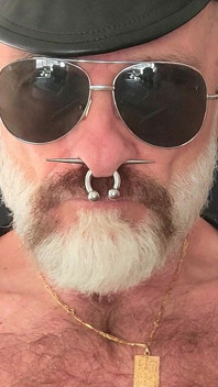 Titpig fumando su felación y jugando con sus pezones y polla