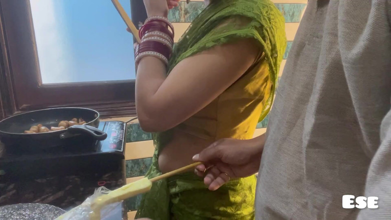 Sammy Sins: Desi村の妻積の台所と夫