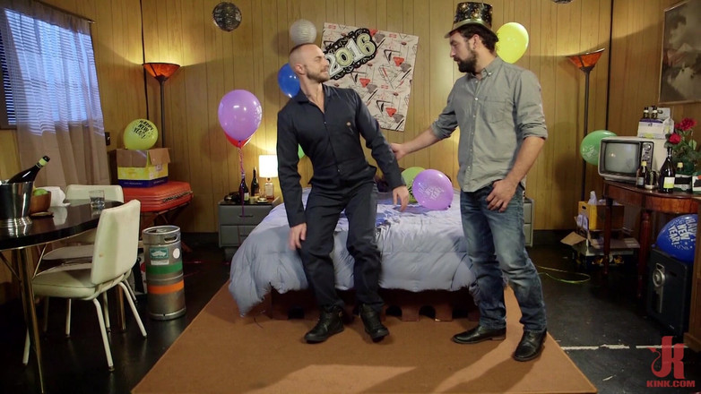 Kink Men Classics: Dj este de apel în Anul Nou cu tachinare impecabil și cur...