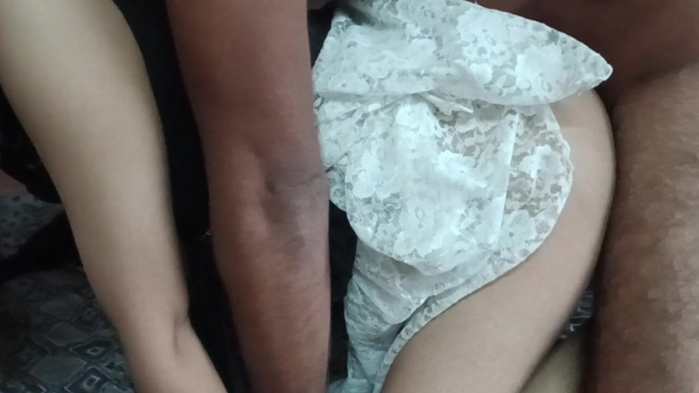 seema: Üvey kız kardeşimin genç üvey kız kardeşiyle ilk kez seks yapıyorum.