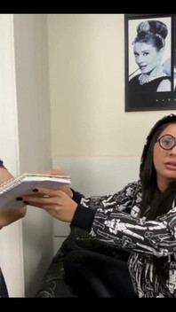 Bohyně Kiffa v šprt dívce dominuje populární chlap