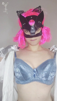 Laissez Mes Seins Naturels Et Mon Masque De Chatte Vous Séduire Pendant Que Je Me Masturbe