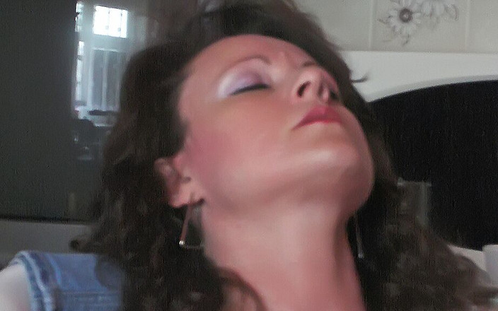 Sabine Sweet: 我的继子在我手淫时射在我的阴户上