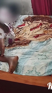 Parejas caseras reales de África divirtiéndose desnudas en la cama