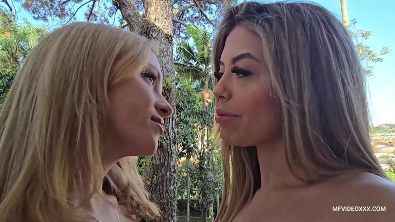 MF Lesbian: Baisers de blondes