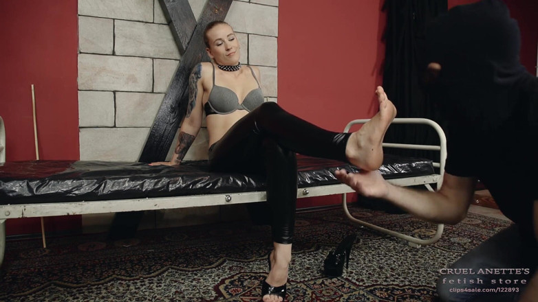 Cruel Anettes fetish world: Adorer le pied d'Anette