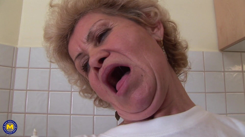Mature NL: 女を満足させるにはチンポよりマシだろ