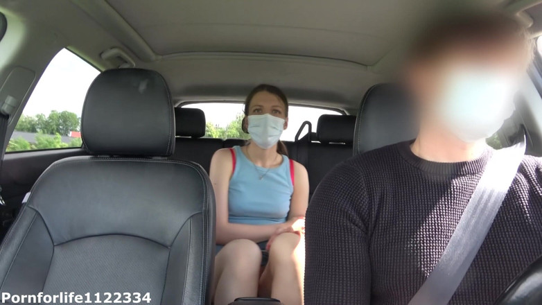 Pornforlife1122334: 운전기사 눈이 도로에있는 동안 택시의 뒷좌석에서 자위하는 발정난 소녀