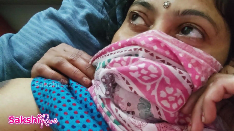 sakshi_raniii: Шикарную молодую сводную сестру трахнули пальцами и ввели большой член в ее киску, секс дези