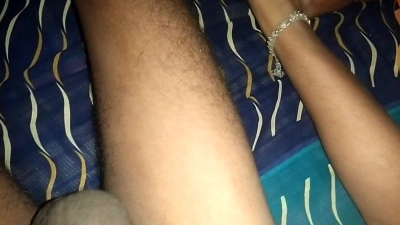hotsimran70: Deshi Bhabhi 在卧室里做爱