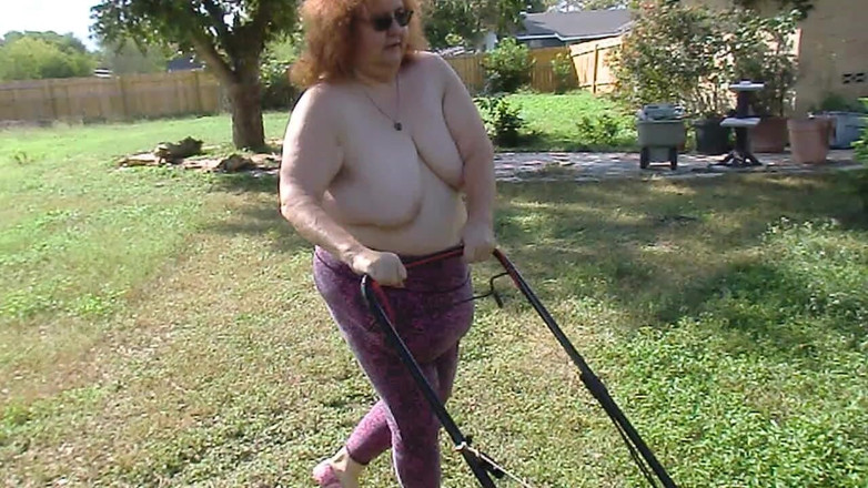 BBW nurse Vicki adventures with friends: L'infermiera Vicki sbatte l'erba vestita e poi in topless