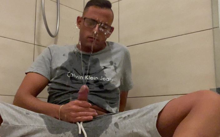 Twinkboy82: Pipì e gioca ragazzo tedesco masturbandosi e pipì