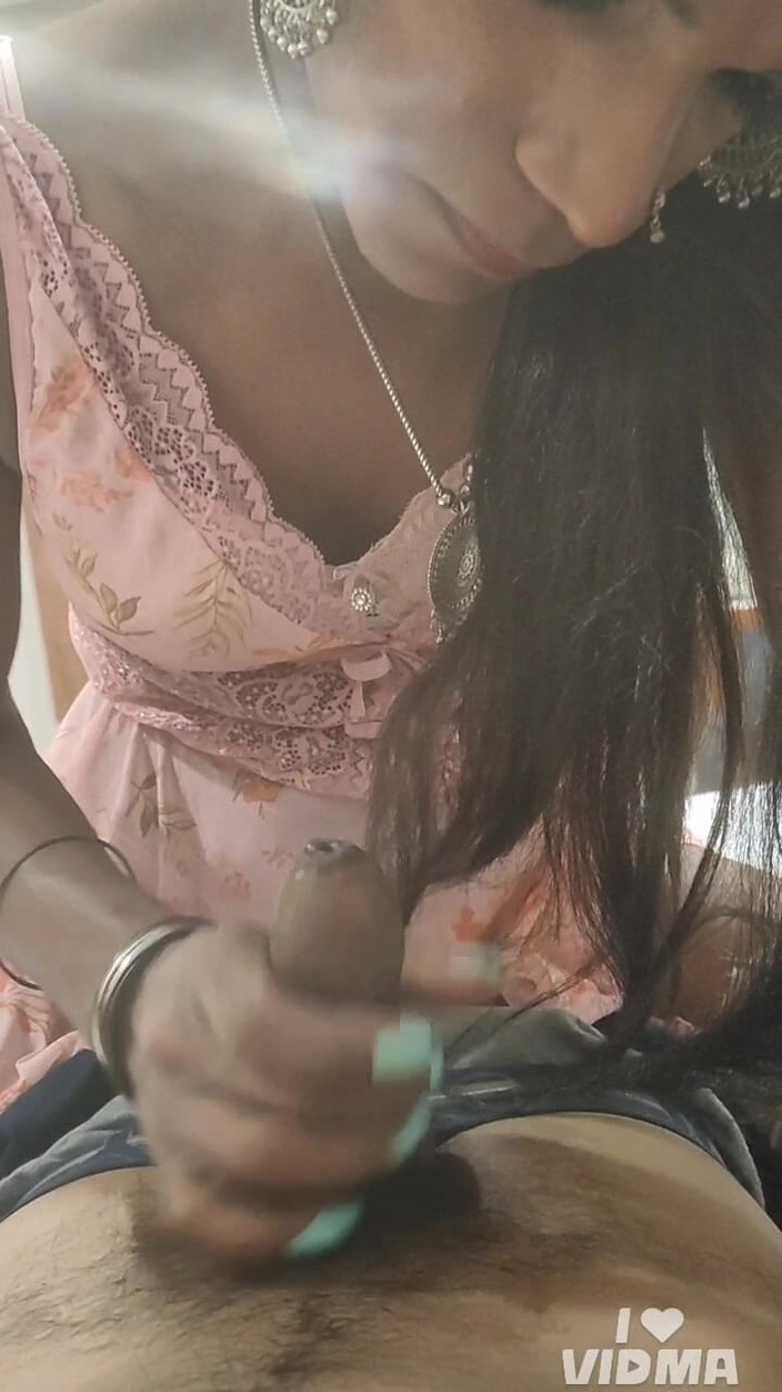Keerthanakeerthi95: Crossdresser Banci India mengusap dan menghisap zakar besar