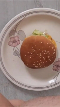 Deliciosul meu burger suculent de pipi!!